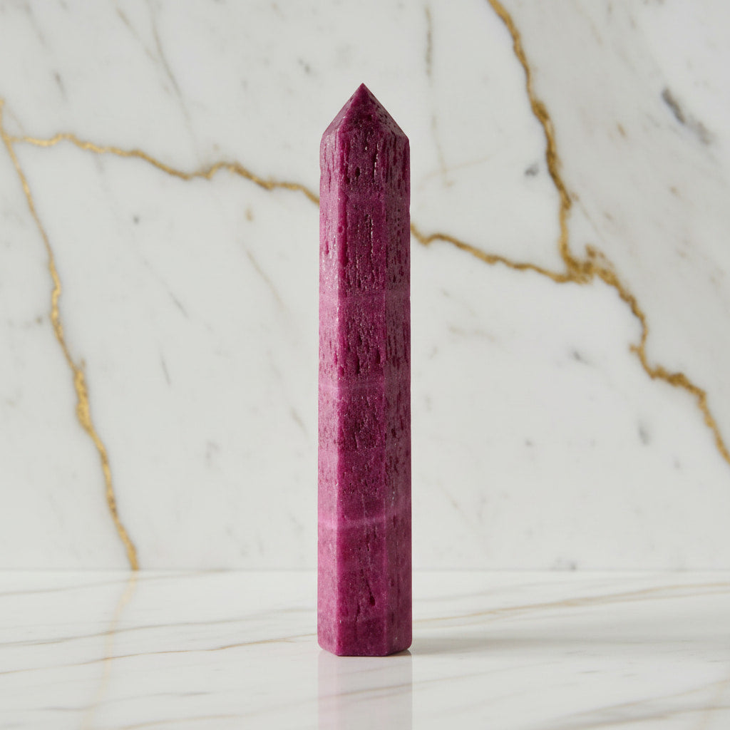 Korund Obelisk - Kraftvoller Farbakzent CrystalScents