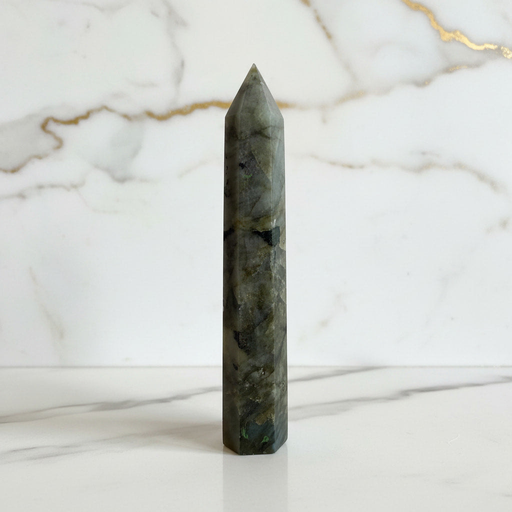 Labradorit Obelisk – Mut & Stärke CrystalScents