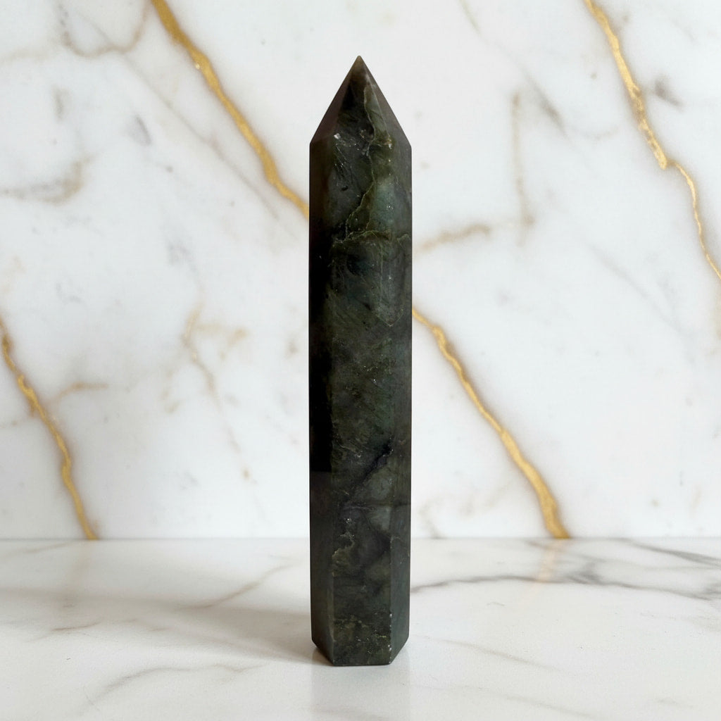 Labradorit Obelisk – Kraft & Lebendigkeit CrystalScents