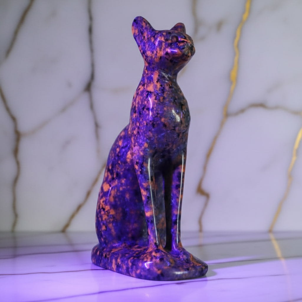 Yooperlite Katze - Skulptur mit UV-Reaktion CrystalScents