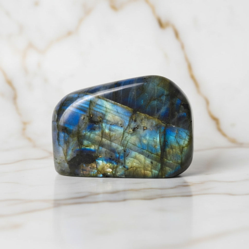 Labradorit Freiform – Kristall mit blau-grünem Farbspiel CrystalScents