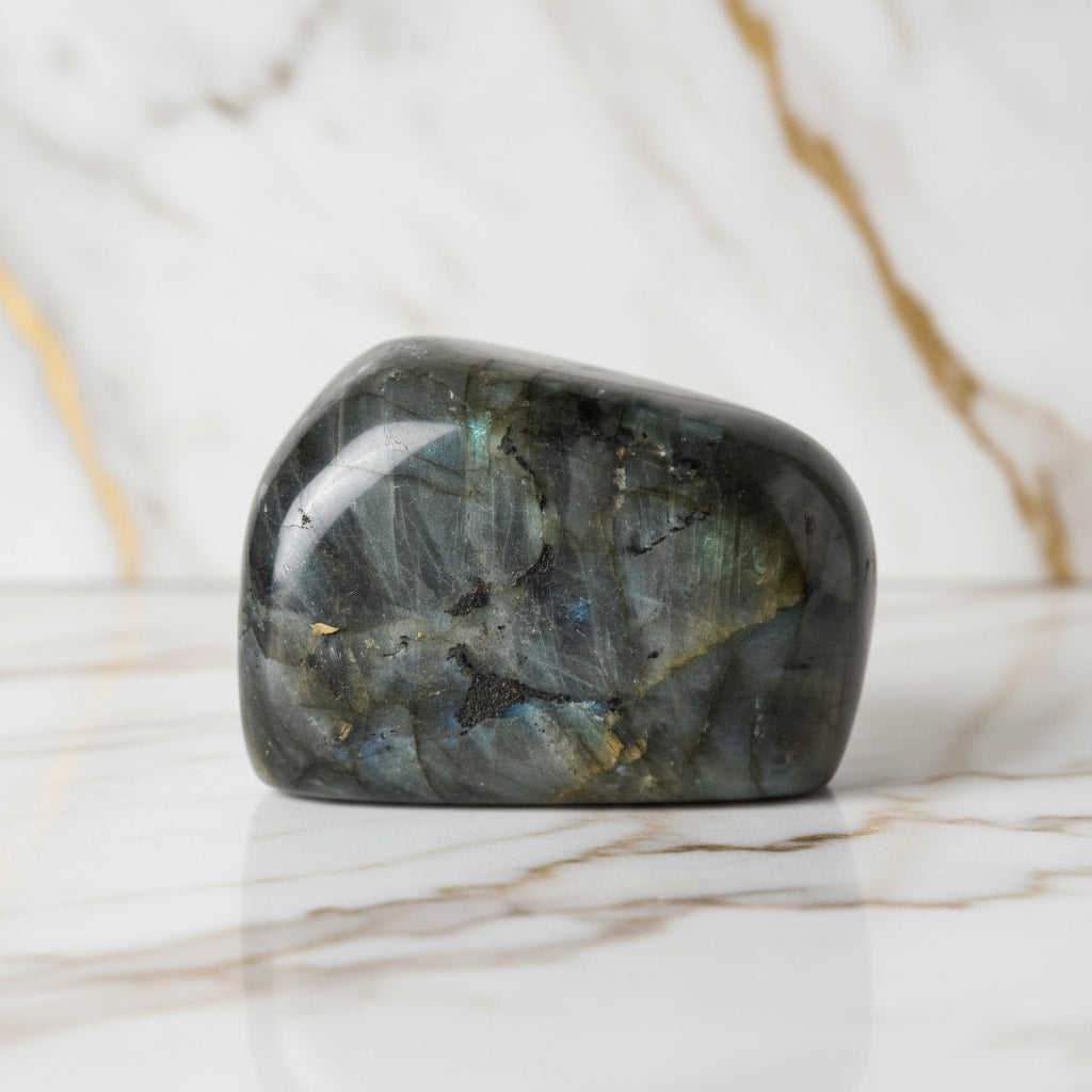 Labradorit Freiform – Kristall mit blau-grünem Farbspiel CrystalScents