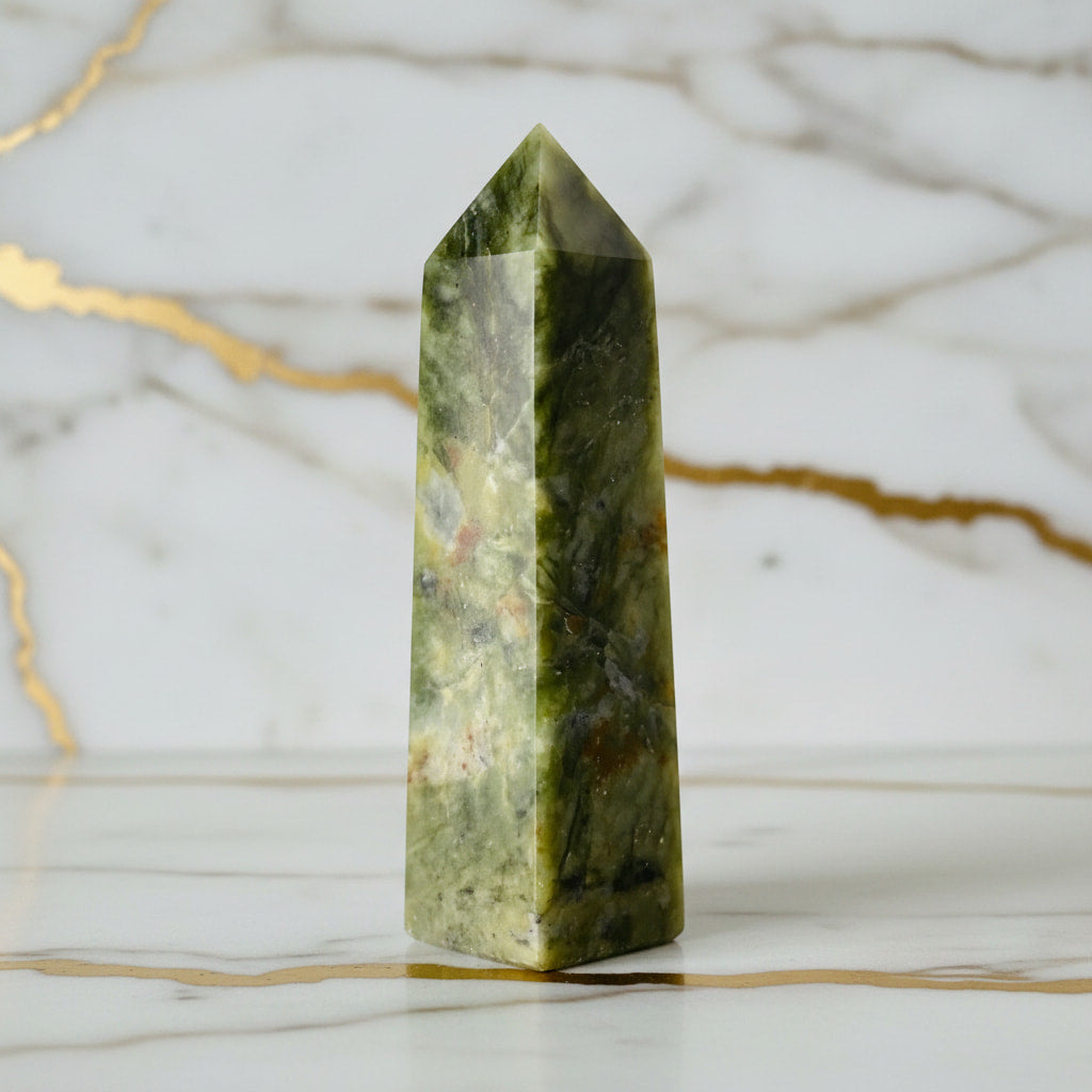 Serpentin Obelisk – Stilvolles Naturjuwel CrystalScents