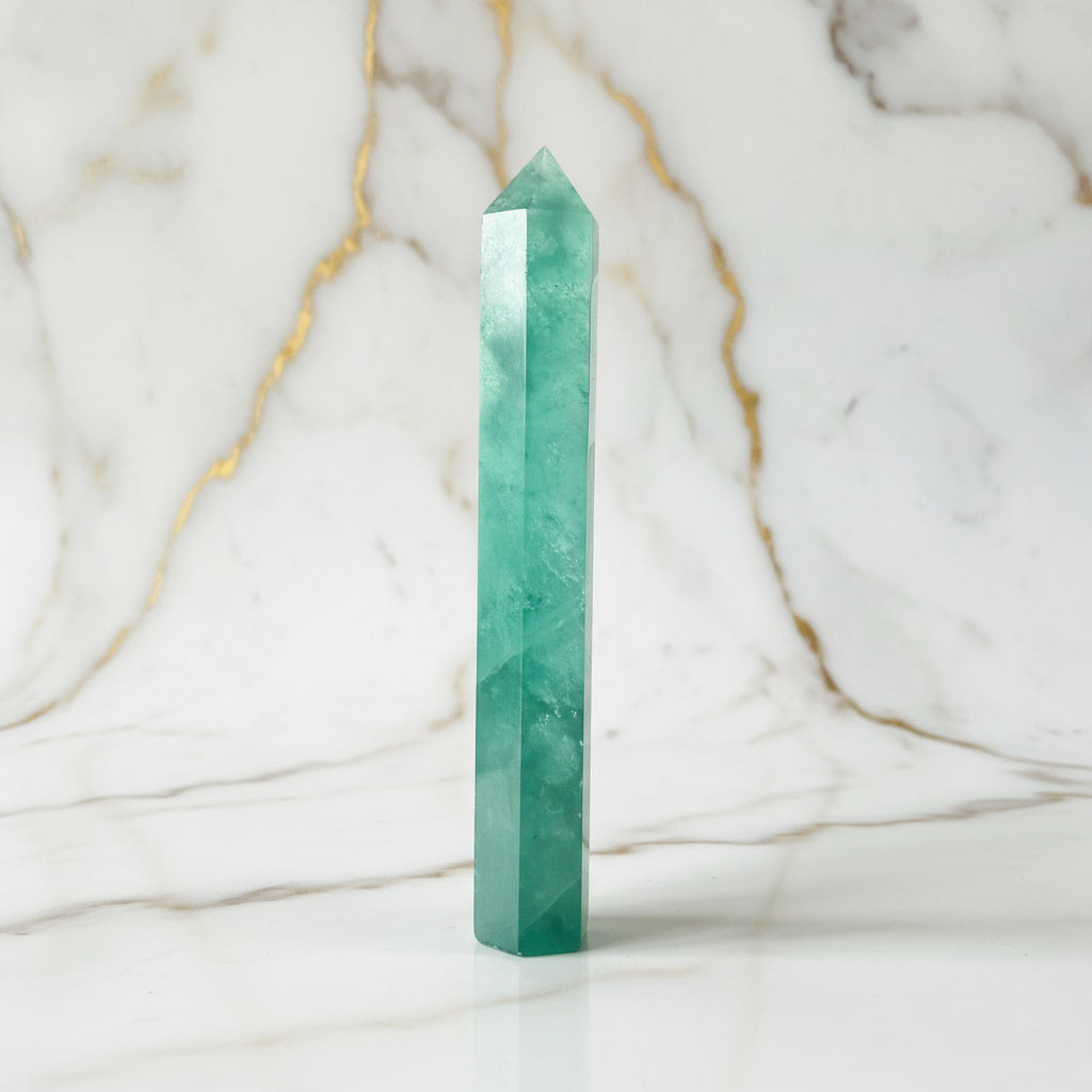 Fluorit Obelisk – Strahlendes Statement CrystalScents