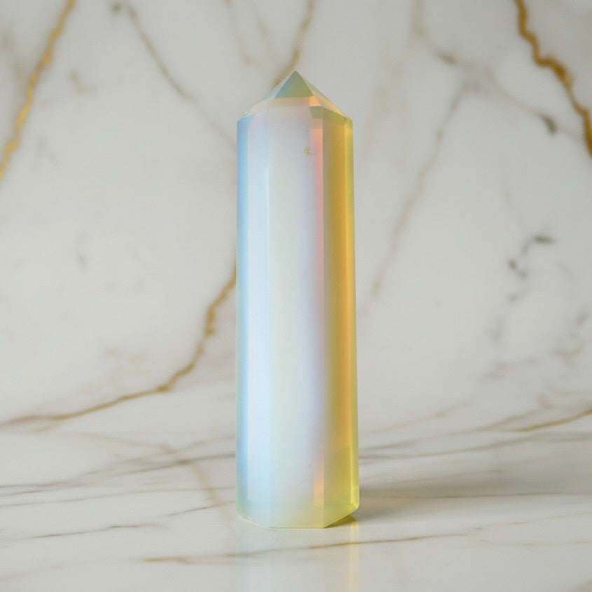 Opalit Obelisk - Schimmernde Faszination CrystalScents