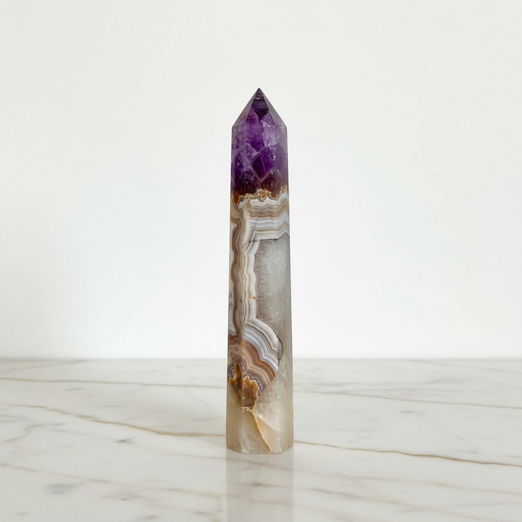 Amethyst Achat Obelisk - elegantes Highlight für Wohnräume CrystalScents