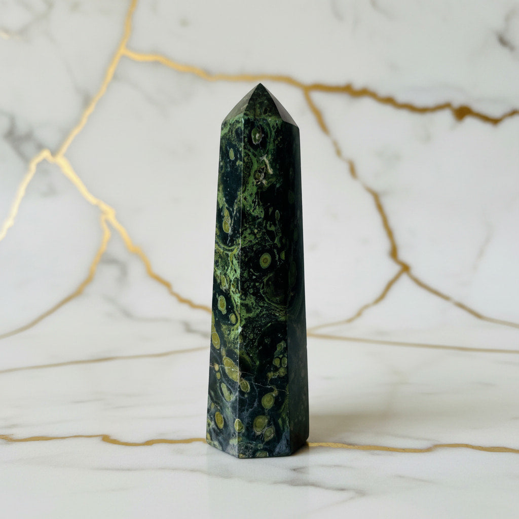Kambaba Obelisk – Naturstein in Grün & Schwarz CrystalScents