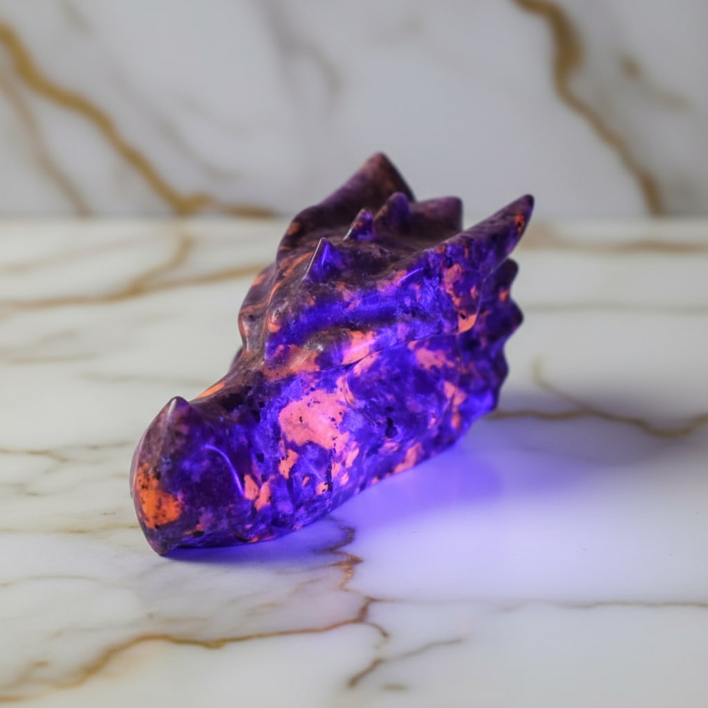 Flammenstein Yooperlite Drachenkopf – UV-reaktive Farbwirkung CrystalScents