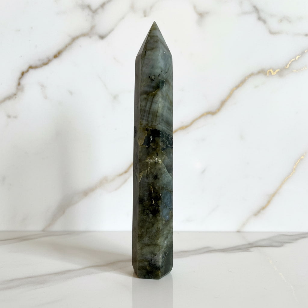 Labradorit Obelisk – Mut & Stärke CrystalScents