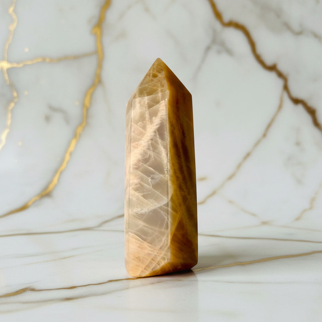 Mondstein Obelisk – Energie & warme Akzente CrystalScents