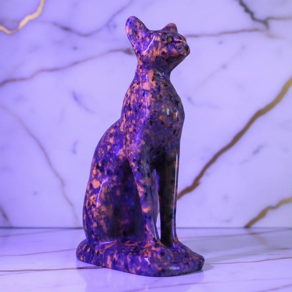 Yooperlite Katze - Skulptur mit UV-Reaktion CrystalScents