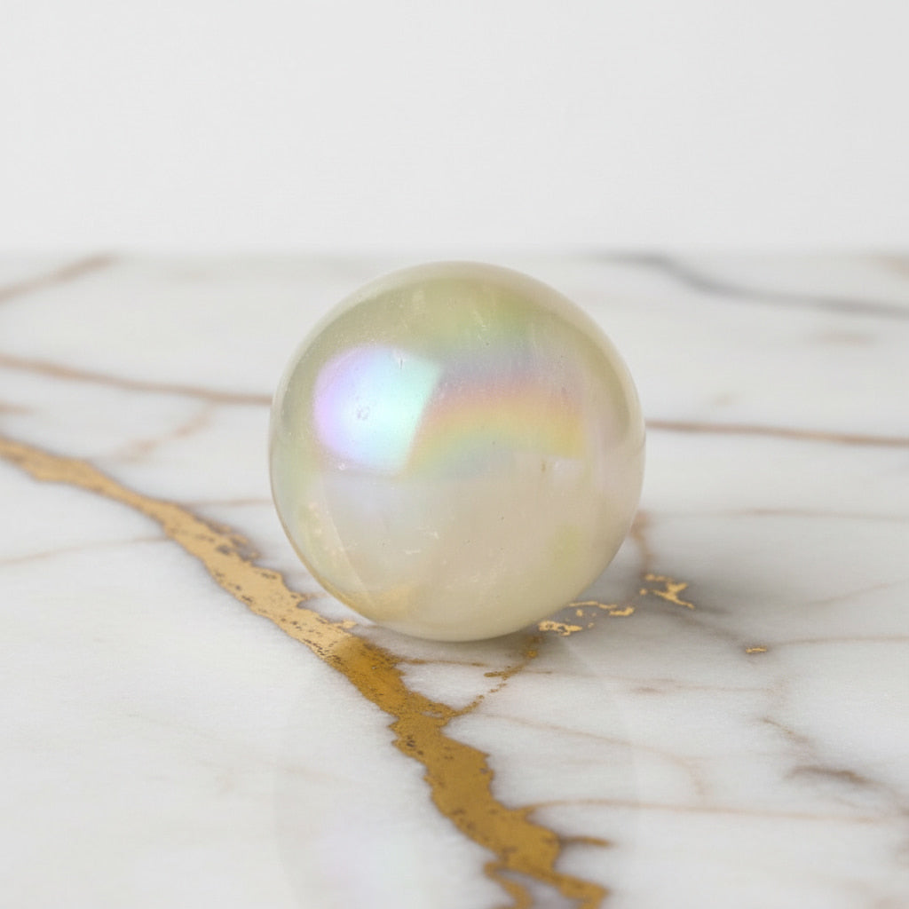 Bergkristall Aura Kugel - Schimmernde Eleganz CrystalScents