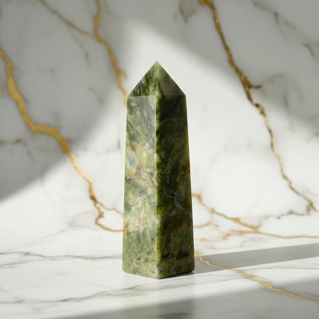 Serpentin Obelisk – Stilvolles Naturjuwel CrystalScents