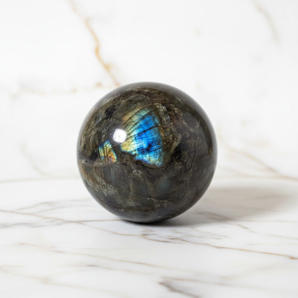 Labradorit Kugel – Magisches Farbspiel in Blau und Grün CrystalScents