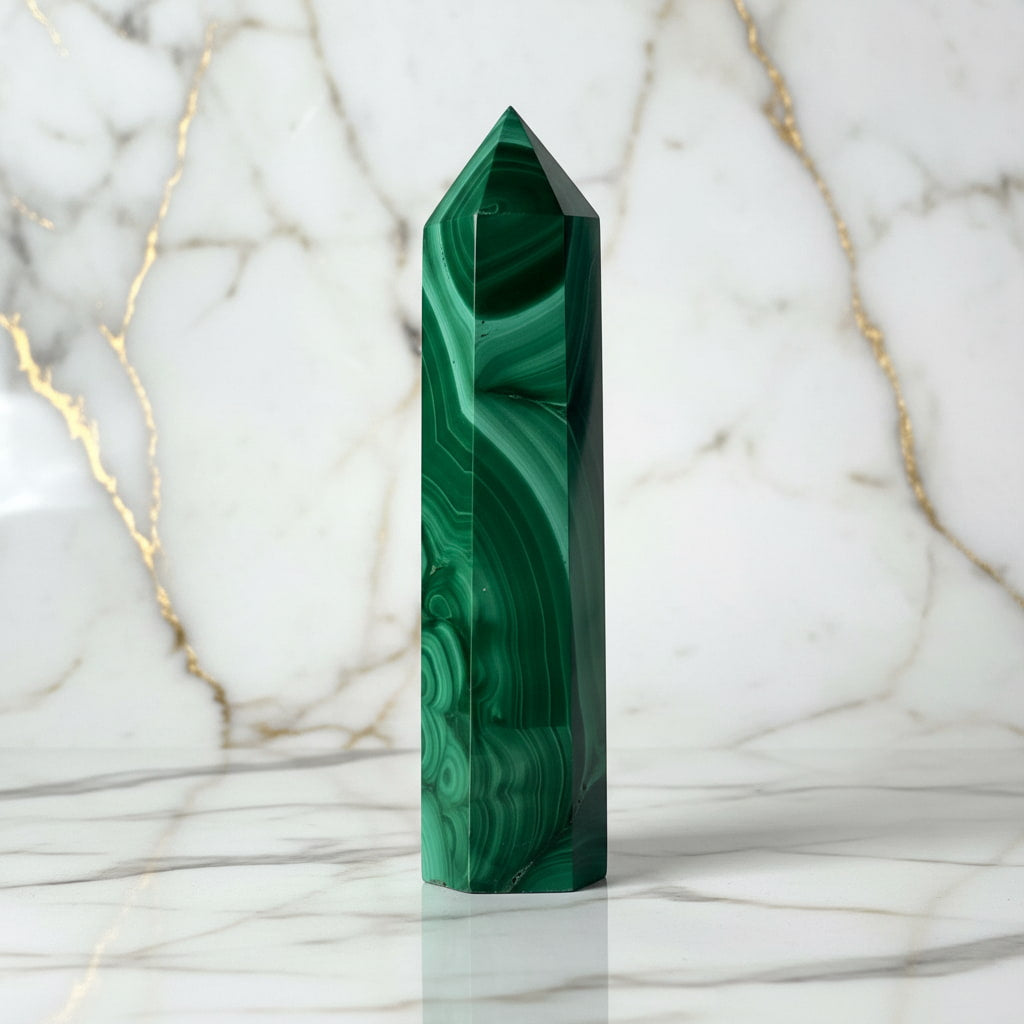 Malachit Obelisk – Kraftstein in tiefem Grün CrystalScents
