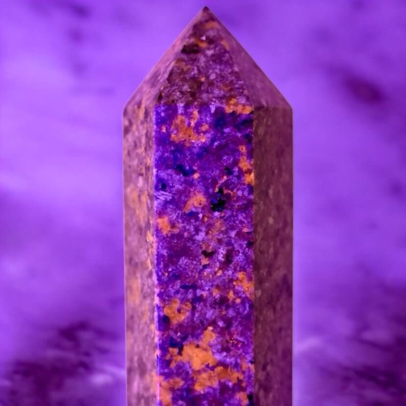 Flammenstein Yooperlite Obelisk – Kraftvolles Naturkunstwerk CrystalScents