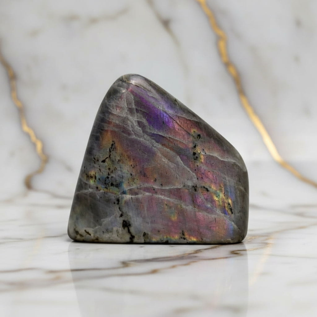 Labradorit Sunset Freiform – Mystisches Farbenspektakel CrystalScents