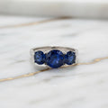 Saphir Ring - Drei tiefblaue Edelsteine CrystalScents