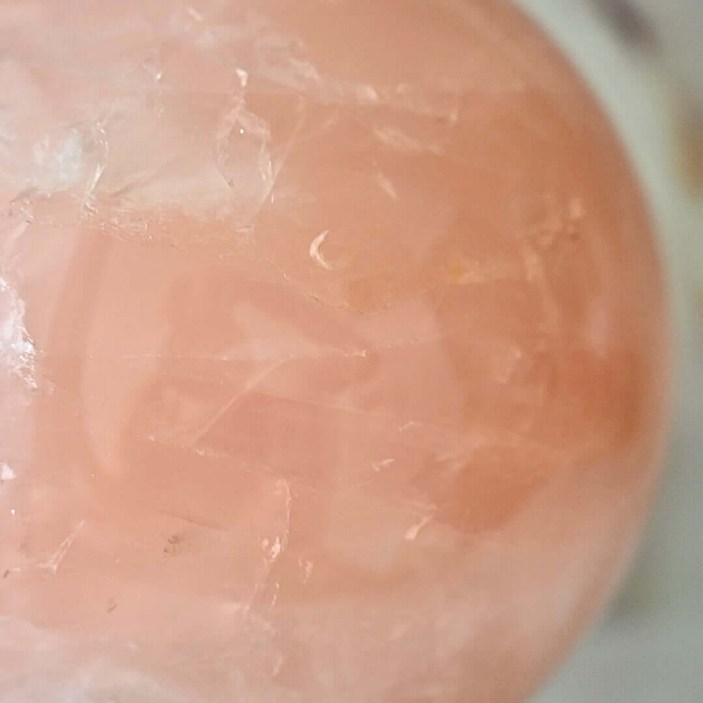 Sehr große Rosenquarz Kugel – Herzensenergie in voller Pracht CrystalScents