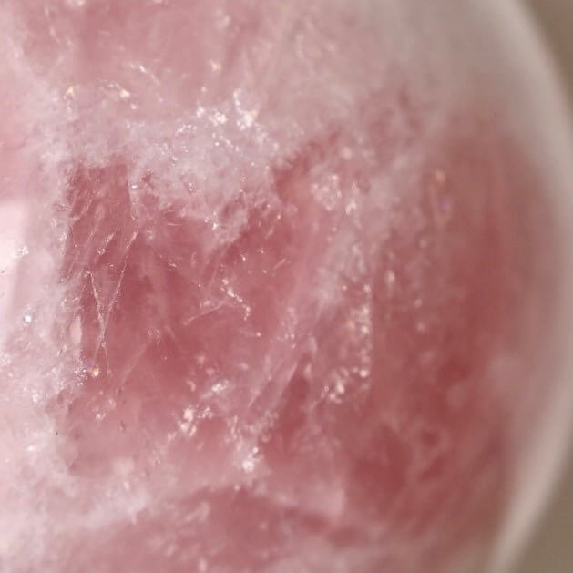 Große Rosenquarz Kugel – Liebe & Herzensenergie CrystalScents