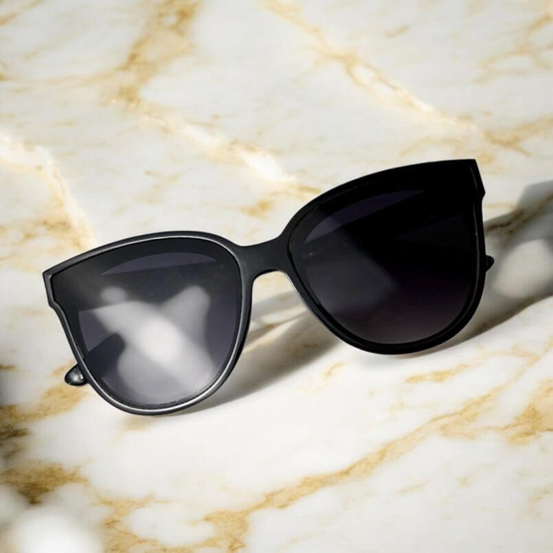 Sonnenbrille in schwarz mit glitzernder Fassung CrystalScents